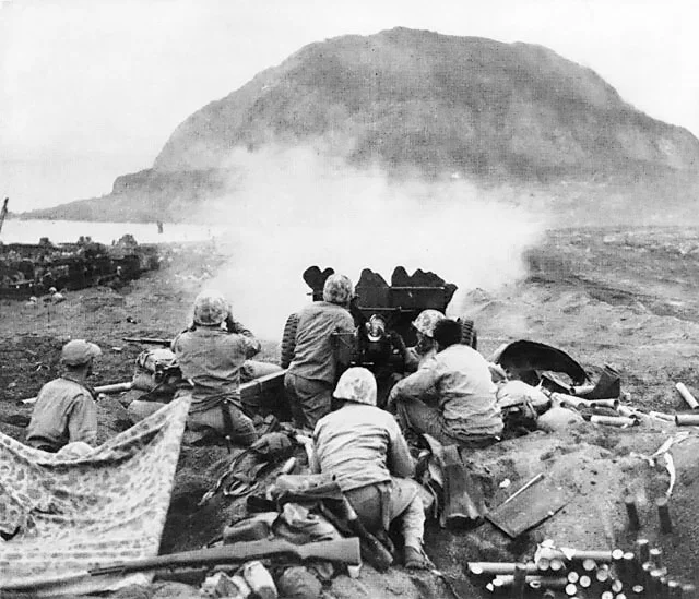 Amerykańscy żołnierze podczas walk na wyspie Iwo Jima.