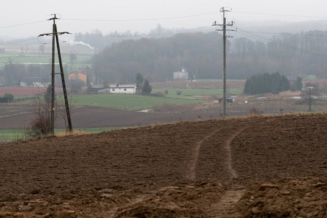 Tragedia na gospodarstwie pod Warką. Drewniane skrzyknie zabiły dwie osoby