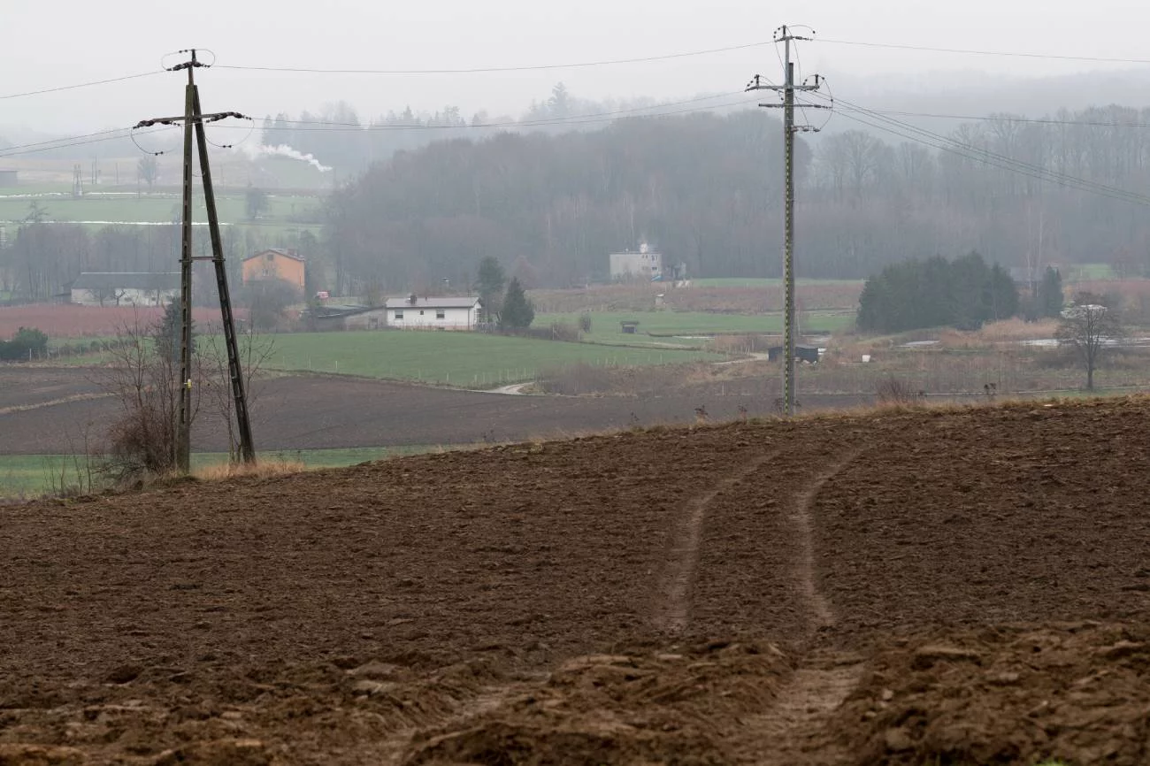 Tragedia na gospodarstwie pod Warką. Drewniane skrzyknie zabiły dwie osoby