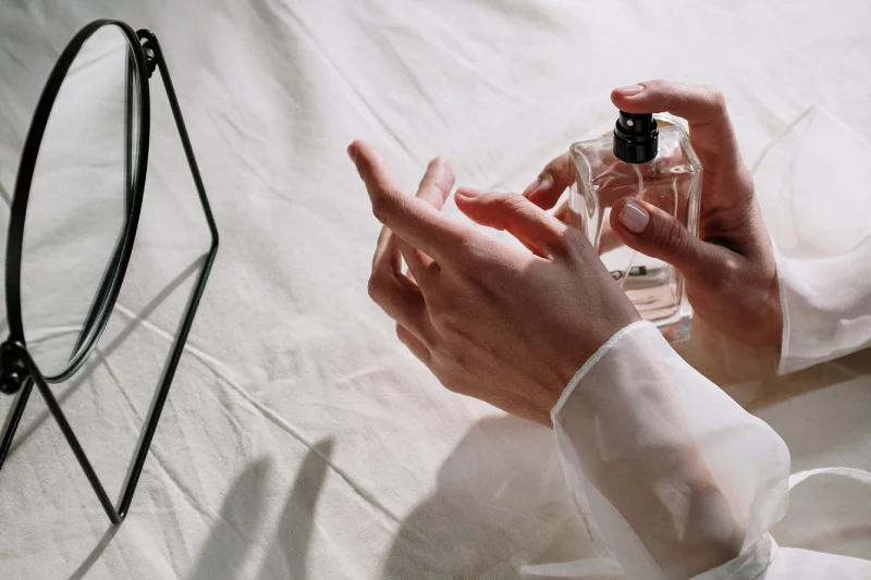 Trwałe perfumy? 15 genialnych sztuczek, aby zapach utrzymywał się dłużej