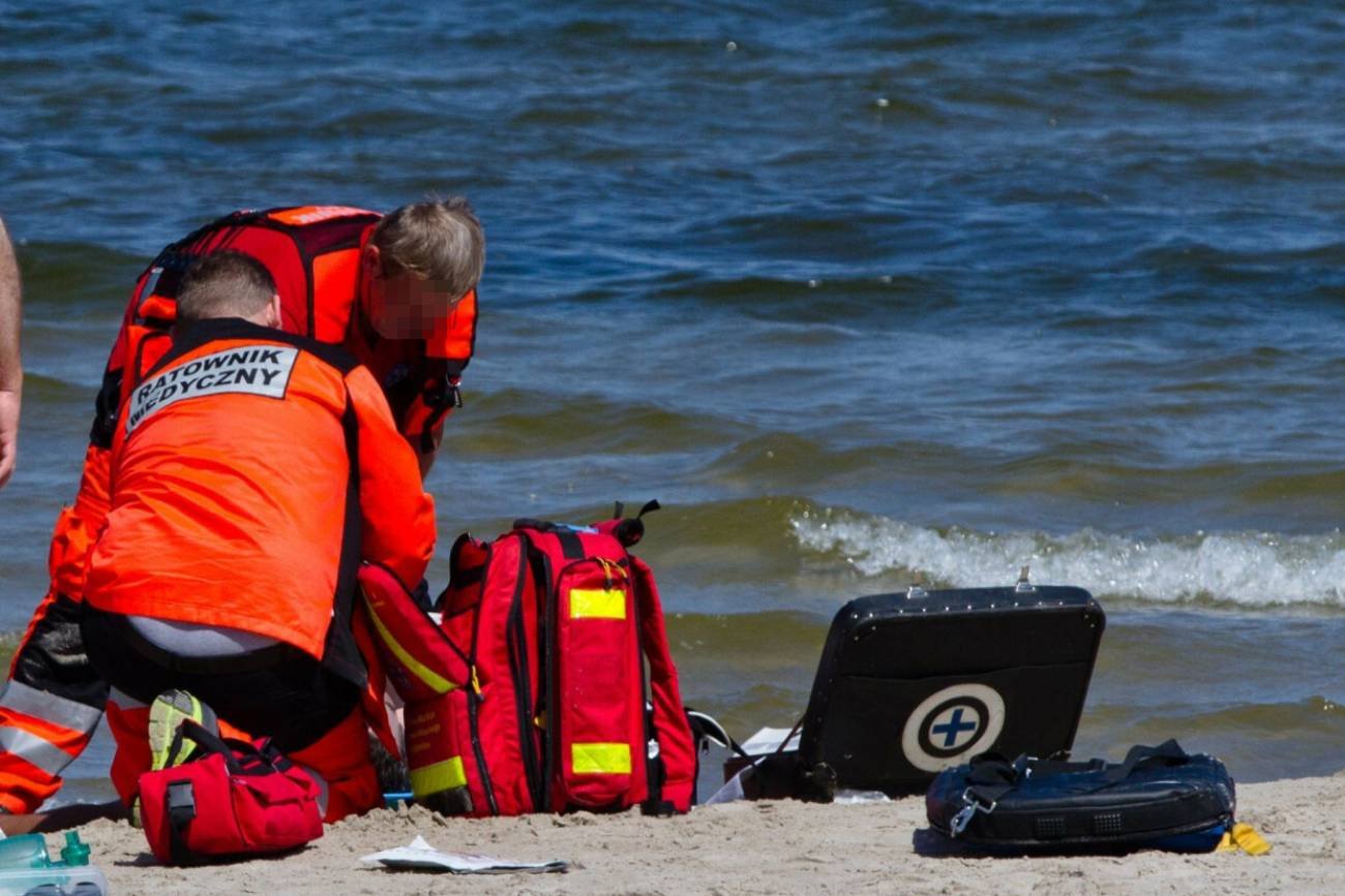 ratownicy medyczni na plaży