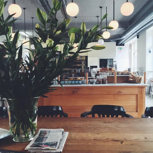 Wnętrze wrocławskiej Charlotte. Pozornie bistro zostało urządzone inaczej niż warszawski pierwowzór, ale dla osób nie mających pamięci do szczegółów, wystrój może wydawać się niemal identyczny.