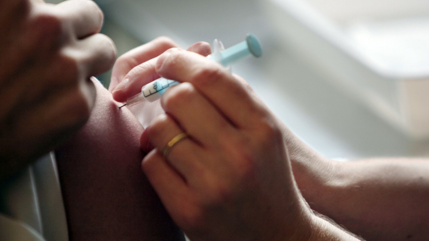 Szczepienie przeciw HPV można przyjąć w każdym wieku. Chroni m.in. przed HPV-zależnym rakiem szyjki macicy, odbytu, prącia, krtani czy migdałka.