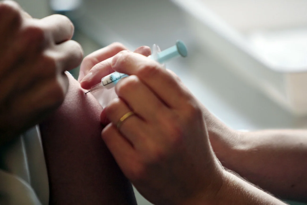 Szczepienie przeciw HPV można przyjąć w każdym wieku. Chroni m.in. przed HPV-zależnym rakiem szyjki macicy, odbytu, prącia, krtani czy migdałka.