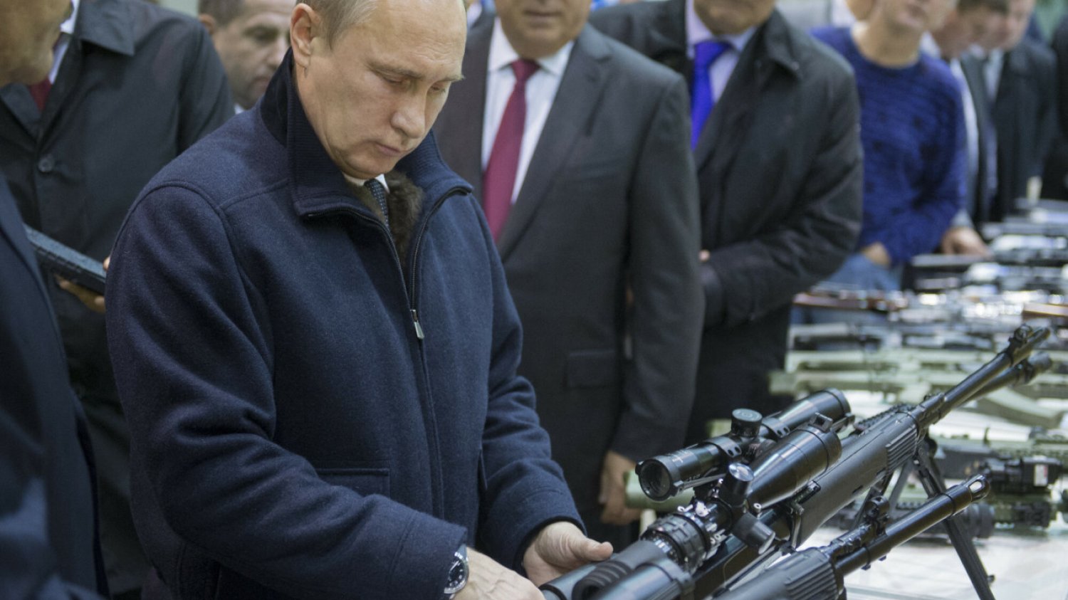 Władimir Putin podczas wizyty w koncernie Kałasznikow