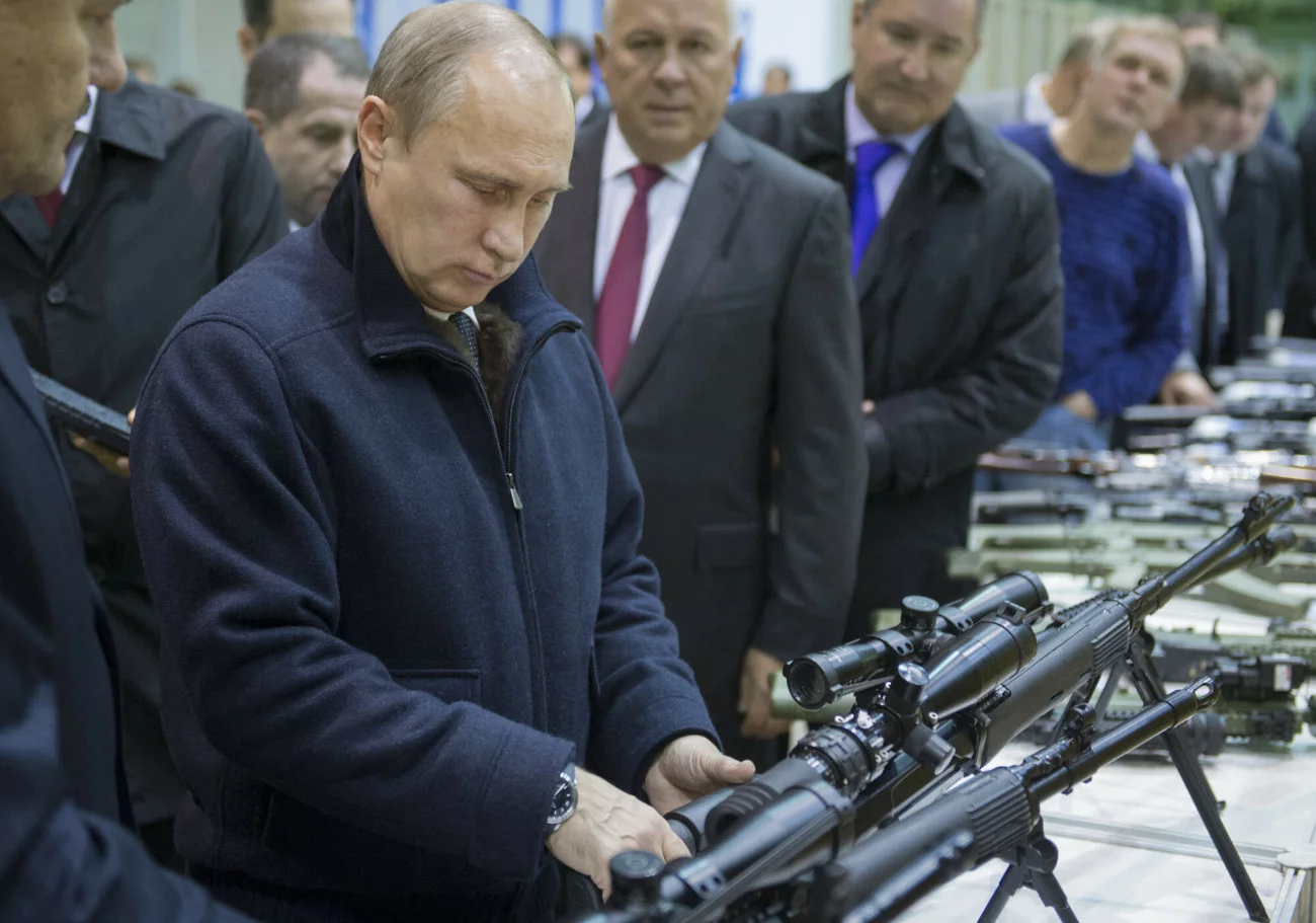 Władimir Putin podczas wizyty w koncernie Kałasznikow