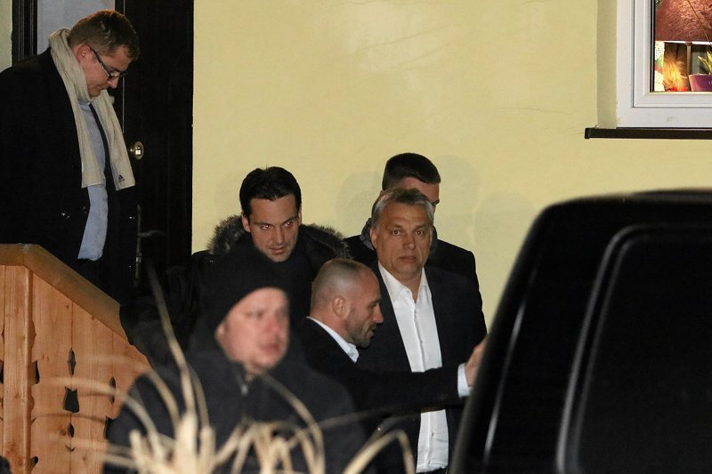 To była słynna "schadzka" w "Zielonej Owieczce". Prezes partii Fidesz, Viktor Orban wychodzi po spotkaniu z prezesem PiS-u, Jarosławem Kaczyńskim.