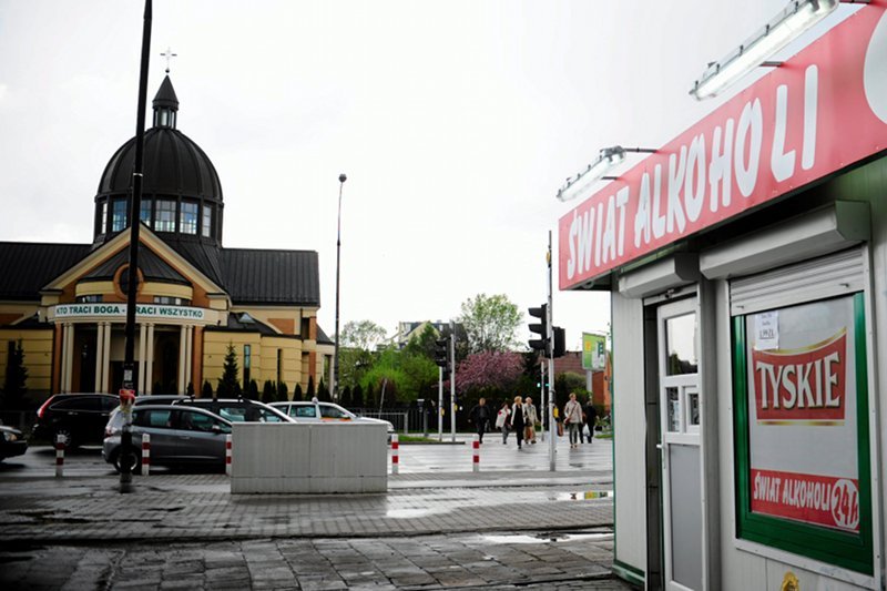 Ministerstwo Pracy jest poruszone raportem inspekcji pracy. Chce podnieść kary za handel w święta. Inspektorzy odkryli, ze co piąty mały sklep funkcjonował w święto maryjne, 15 sierpnia.