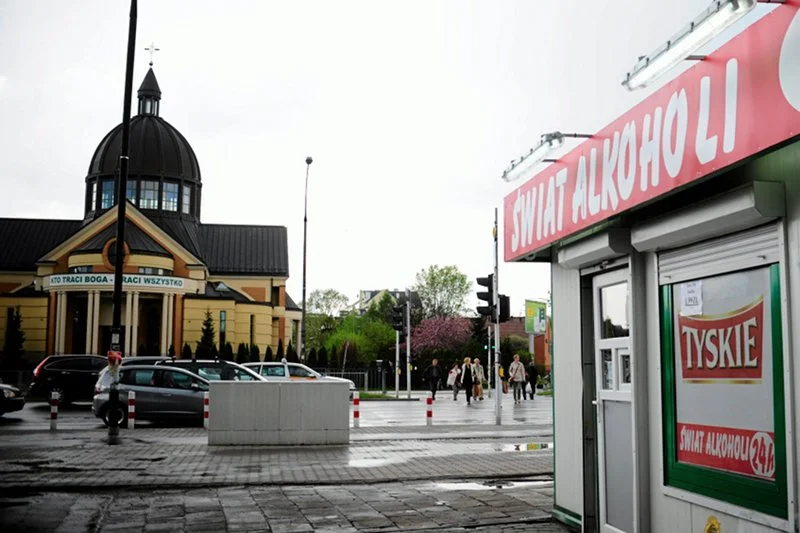 Ministerstwo Pracy jest poruszone raportem inspekcji pracy. Chce podnieść kary za handel w święta. Inspektorzy odkryli, ze co piąty mały sklep funkcjonował w święto maryjne, 15 sierpnia.