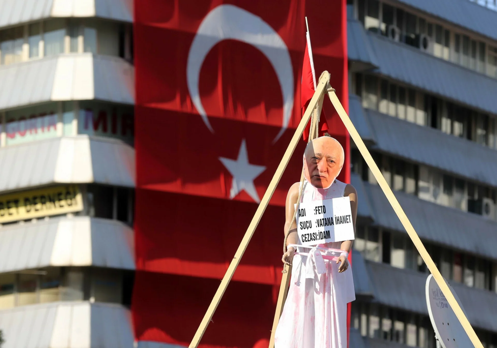 Tak Fethullah Gülen ostatnio przedstawiany bywał na wiecach partii AKP prezydenta Turcji Recepa Tayyipa Erdoğana. Tak Fethullah Gülen ostatnio przedstawiany bywał na wiecach partii AKP prezydenta Turcji Recepa Tayyipa Erdoğana.