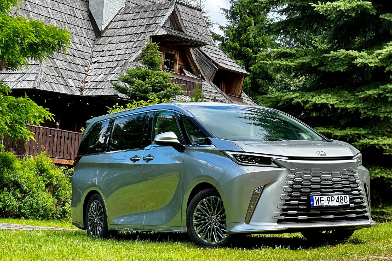 Lexus LM to wyjątkowo luksusowy van.