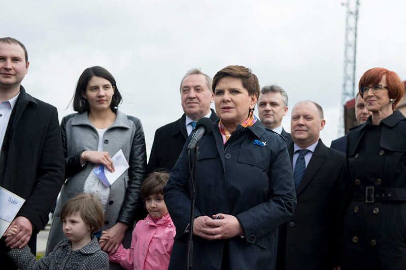 Beata Szydło podczas inauguracji 500+. Polacy pozytywnie oceniają program.
