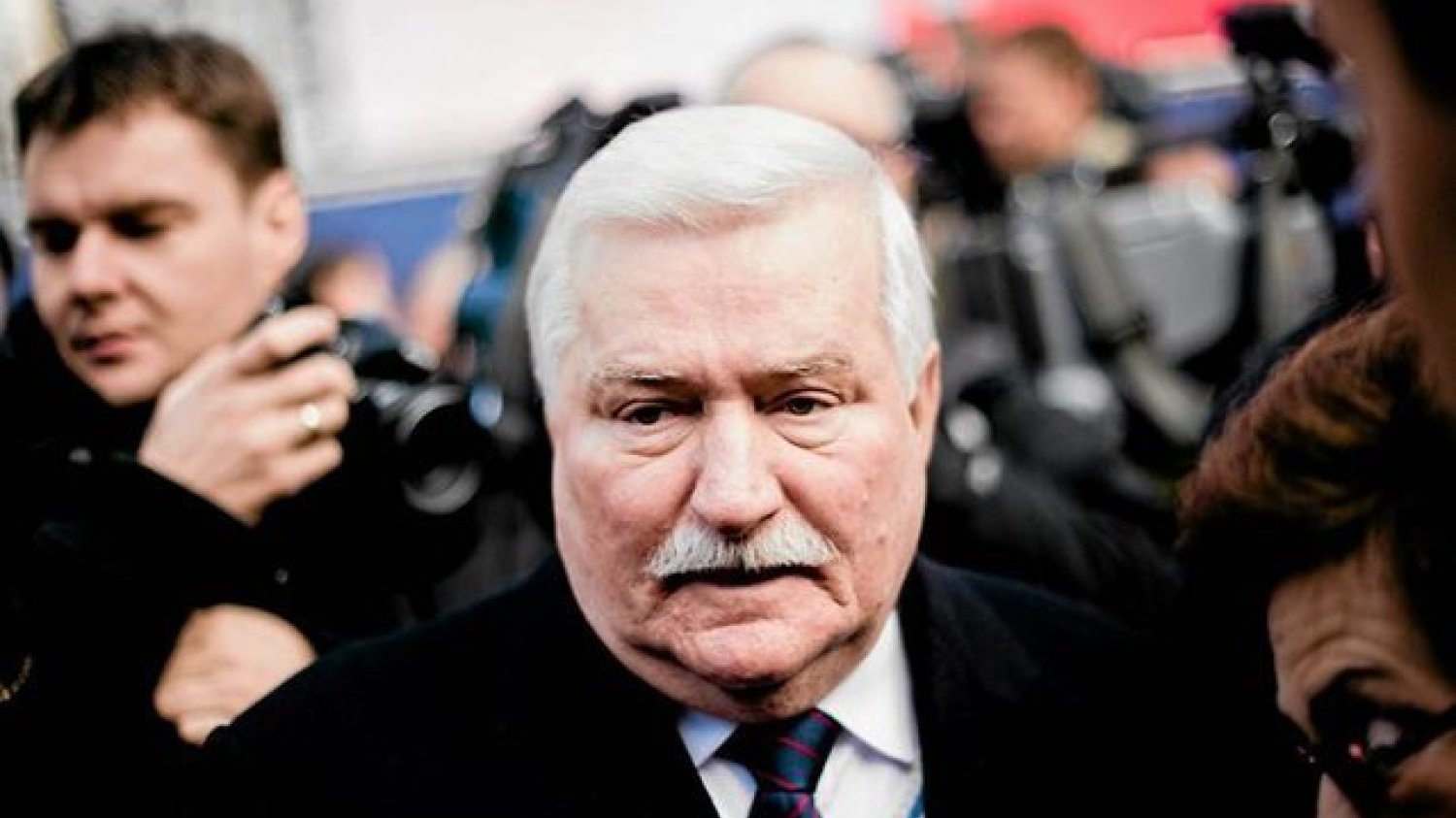 Lech Wałęsa wyszedł do protestujących przed jego domem.