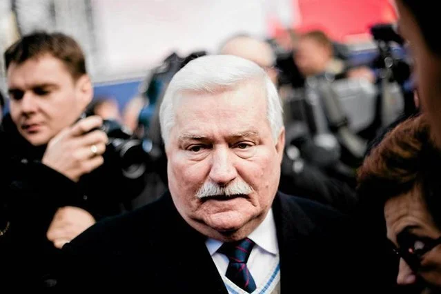 Lech Wałęsa wyszedł do protestujących przed jego domem.