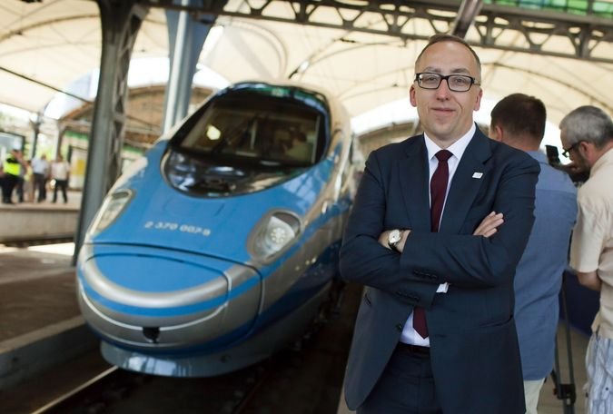 Jakub Karnowski, prezes zarządu PKP S.A. W tle nowiutkie składy Pendolino, wprowadzone na tory pod koniec ubiegłego roku