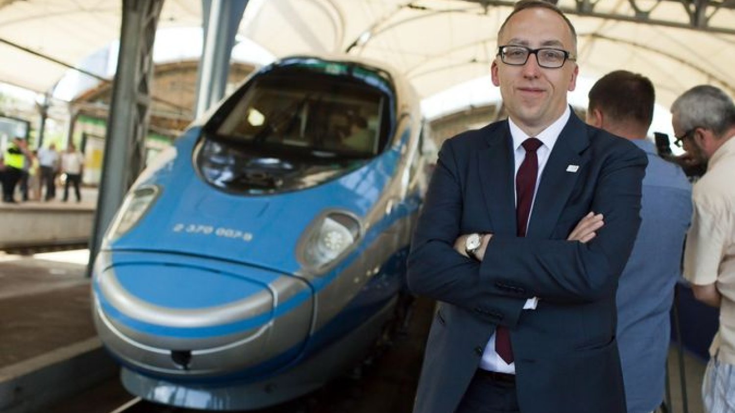 Jakub Karnowski, prezes zarządu PKP S.A. W tle nowiutkie składy Pendolino, wprowadzone na tory pod koniec ubiegłego roku