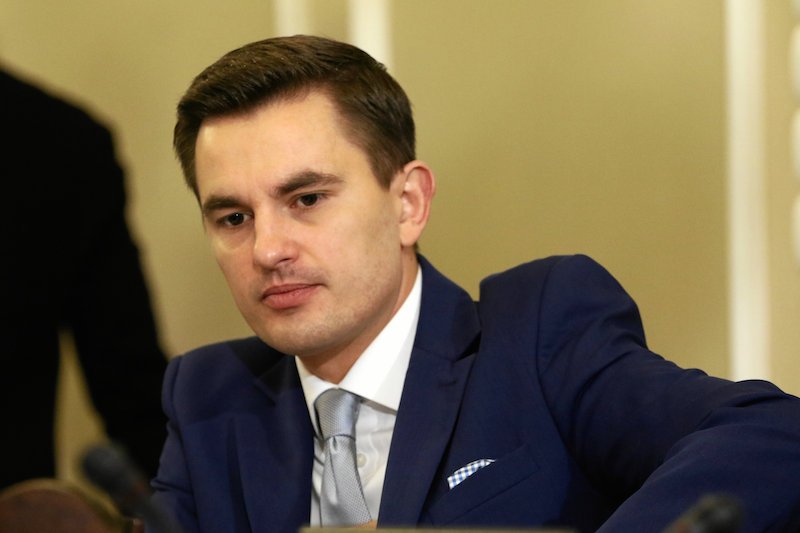 Poseł PO chciał zmieścić 50 tys. zł w kopercie. Pomylił się o jedno zero.