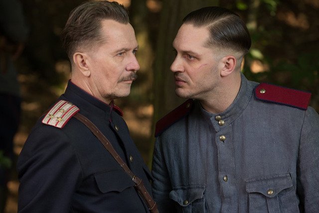 Kadr z thrillera „System” (Child 44) od piątku na ekranach polskich kin. Gary Oldman i Tom Hardy, który zagrał w nim główną rolę.