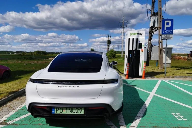 Kierowcy z prawem jazdy kategorii B będą mogli prowadzić znacznie cięższe pojazdy. Przykład samochodów elektrycznych z ciężkimi akumulatorami jest tu wymowny.