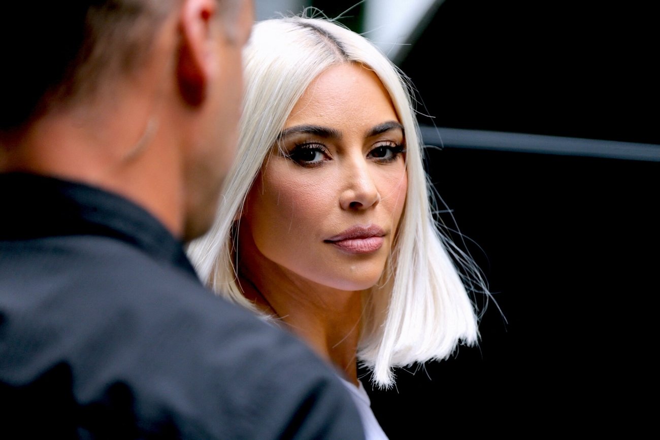 Jakie zabiegi kosmetyczne robiła na swojej twarzy Kim Kardashian?