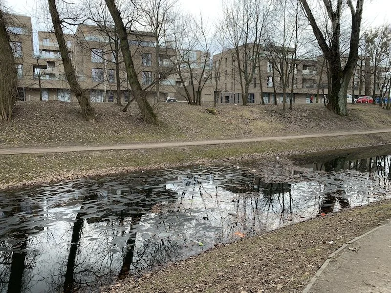 Fosa Czarny Dwór otaczająca Fort Bema i osiedle Awangarda.