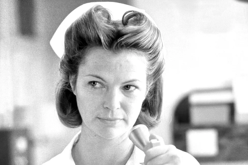 Louise Fletcher jako siostra Ratched w filmie "Lot nad kukułczym gniazdem"