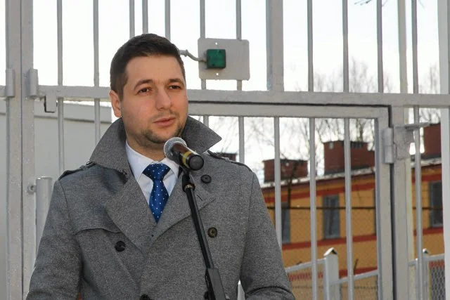 Wiceminister Patryk Jaki przed bramą Zakładu Karnego w Nowogardzie.