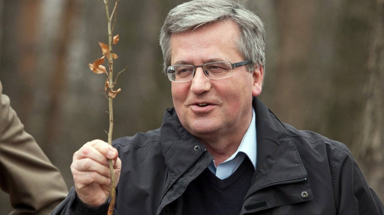 Były prezydent Bronisław Komorowski w kuriozalny sposób zareagował na nowy pomysł rządu ws. myśliwych. Bronisław Komorowski w lesie.