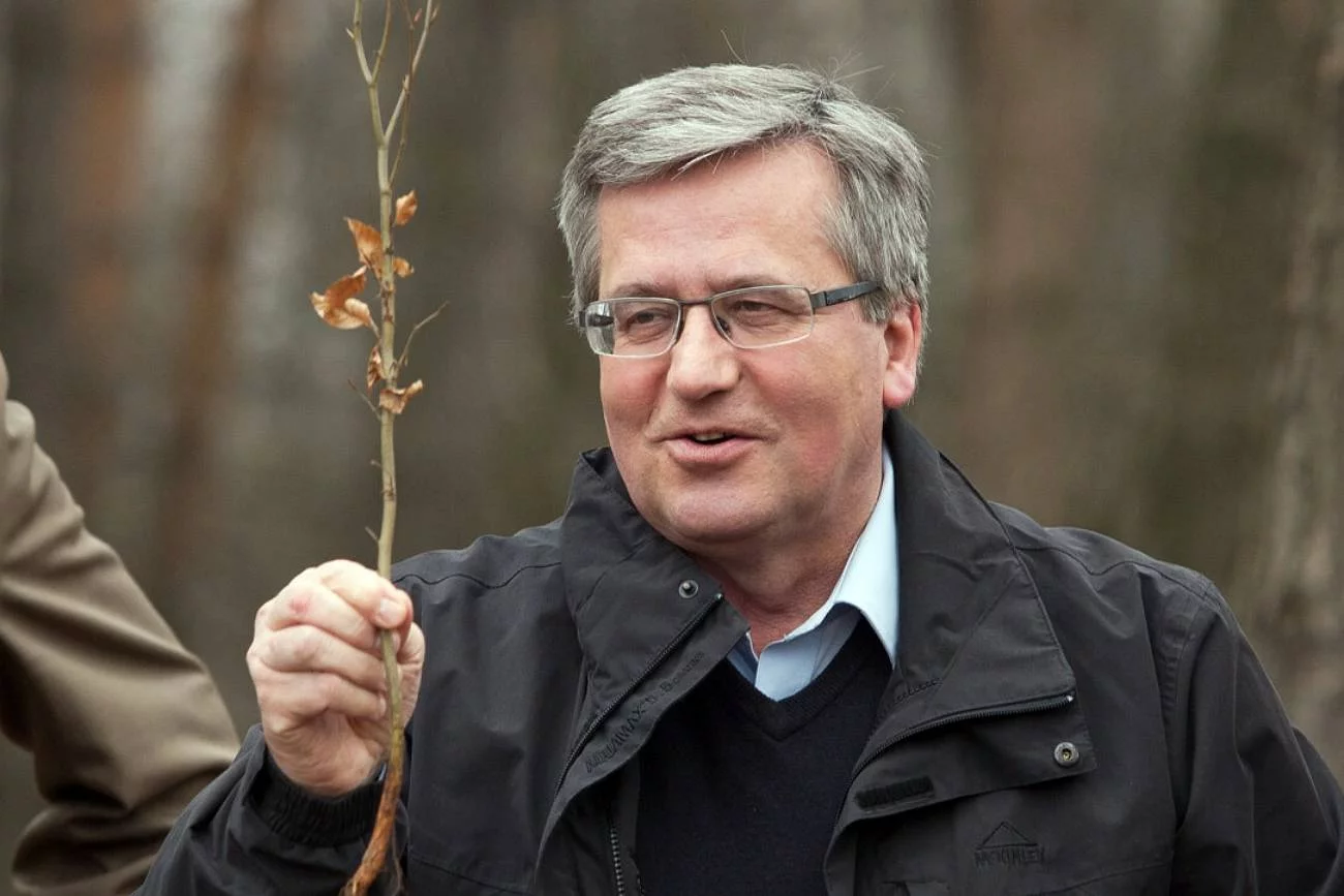 Bronisław Komorowski w lesie.