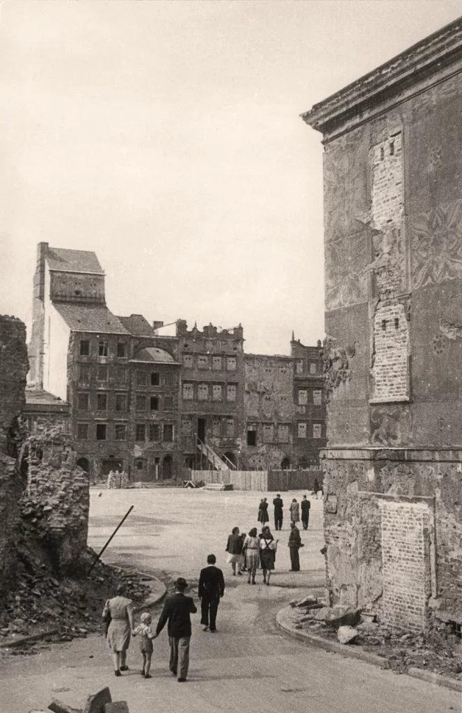 Rynek Starego Miasta został całkowicie zrekonstruowany przez architektów BOS-u.