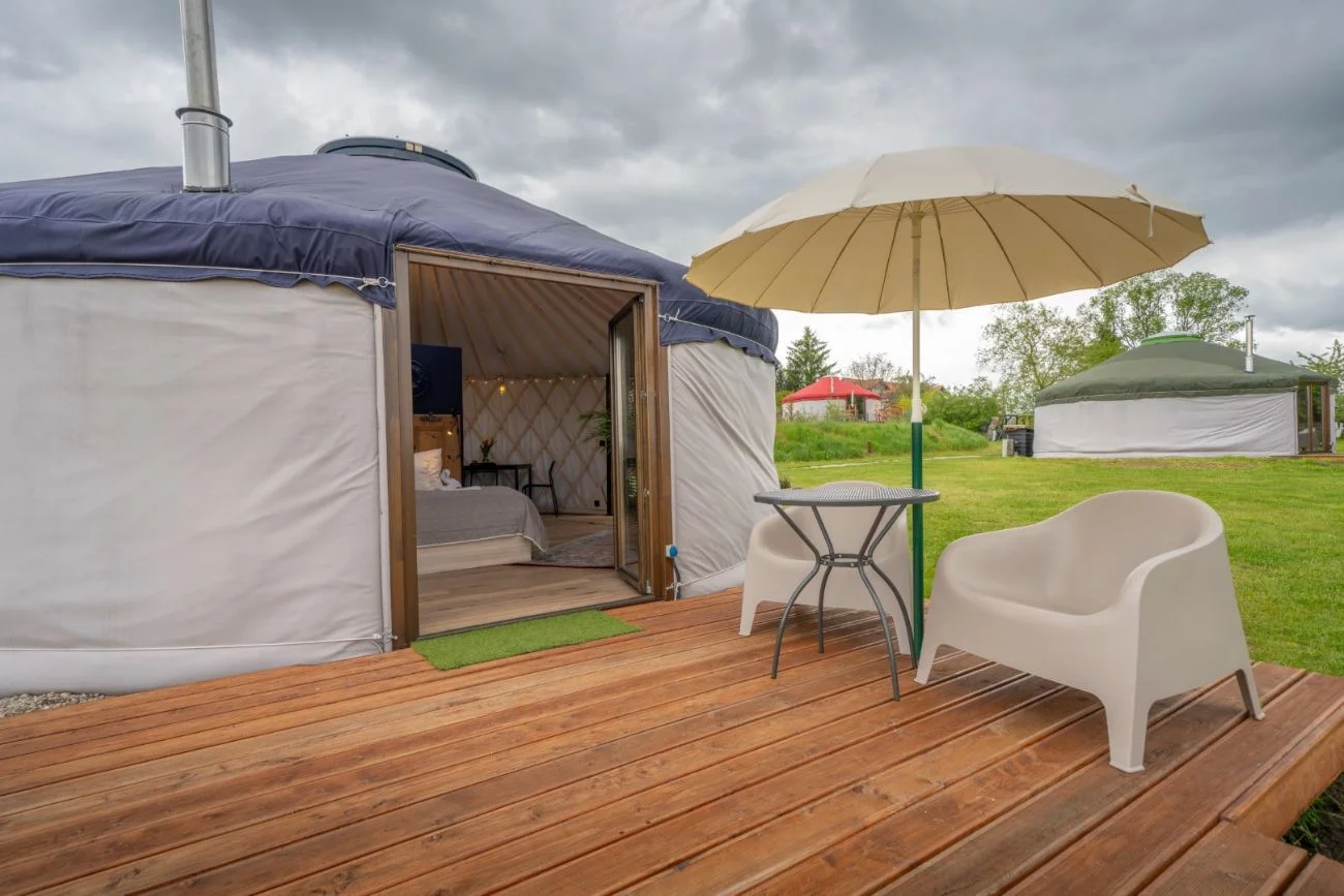 Luksusowa jurta na zewnątrz.