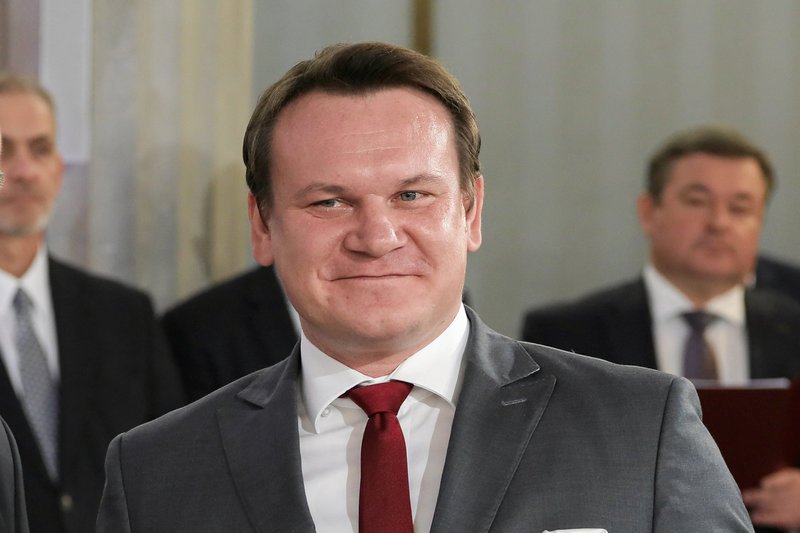 Politykowi PiS bardzo nie podobają się u kobiet pomalowane brwi.