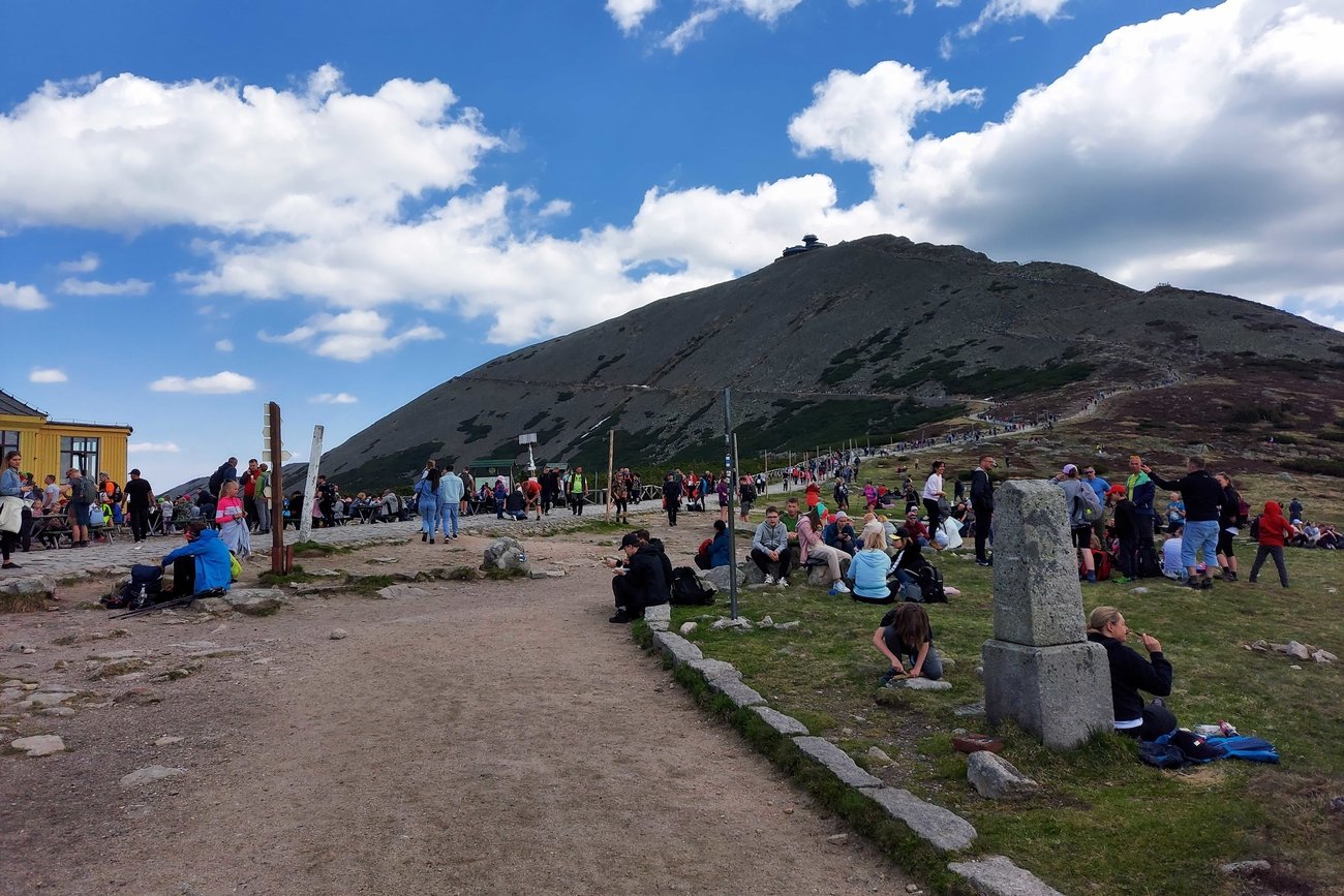 Tłumy ludzi na szlaku na Śnieżkę [FOTO]