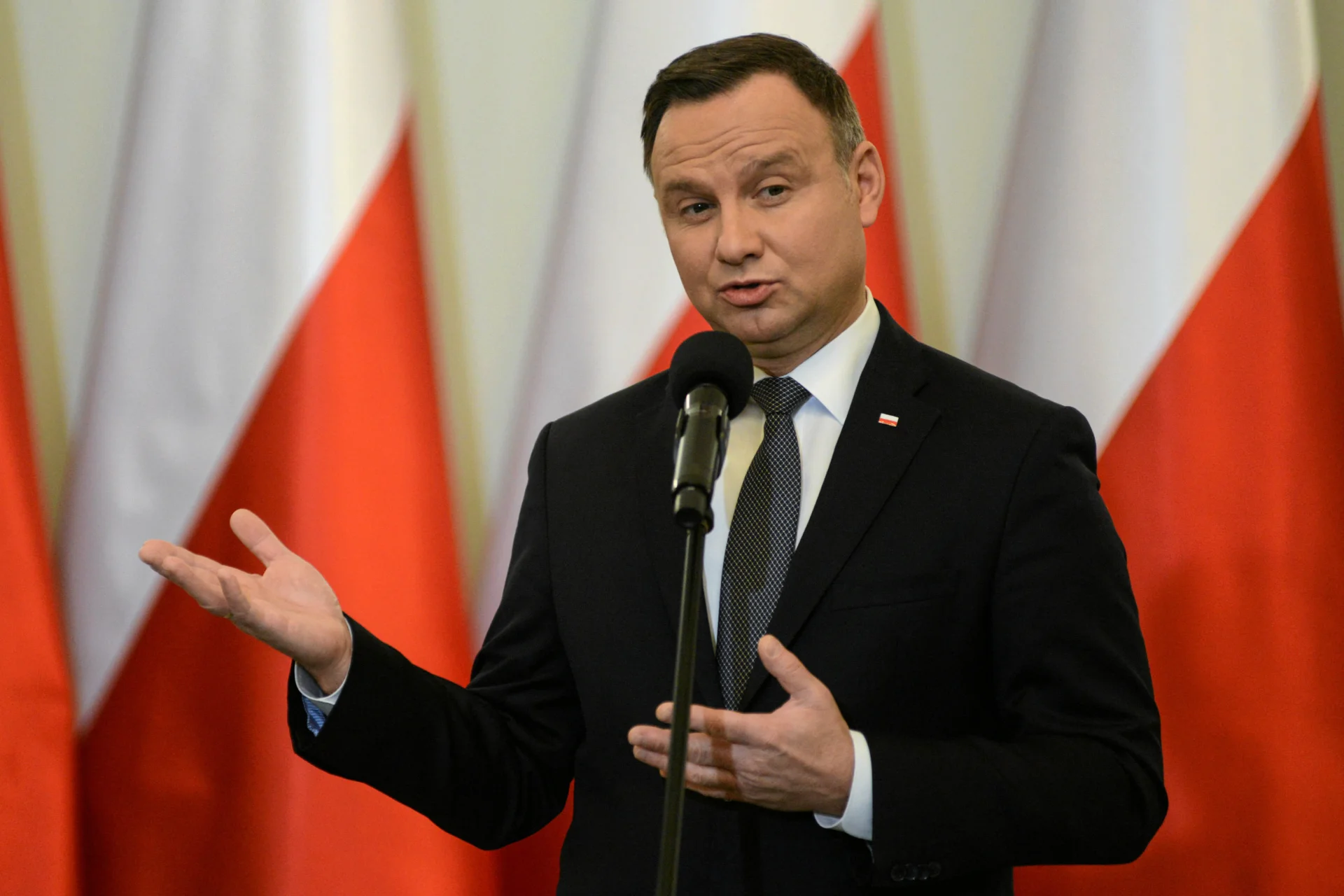 Kancelaria Andrzeja Dudy wydała prawie 40 tys. zł na 200 zakładek do książek.