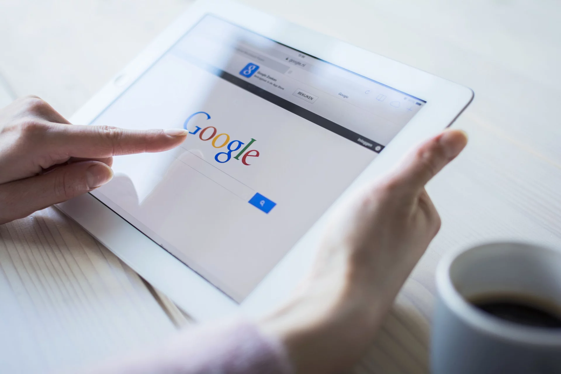 Zamiast chodzić do lekarza powszechnie leczymy się sami w internecie. Z 'Doktora Google' korzysta ponad połowa Polaków, a przecież najprężniejszą grupą użytkowników sieci w tym kraju są w kobiety pomiędzy 18 a 35 rokiem życia!