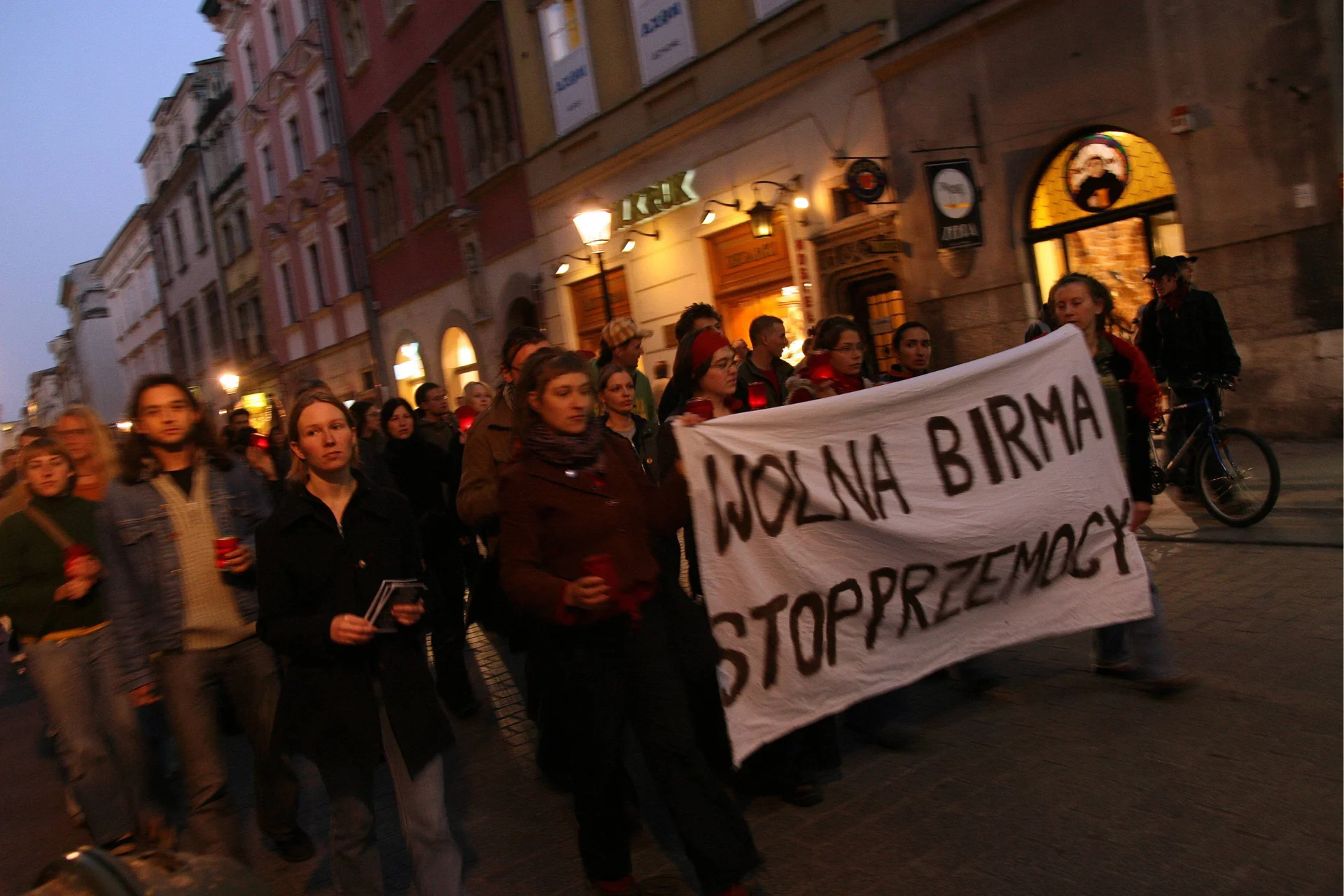Pokojowe protesty w Krakowie przeciwko przemocy w Birmie, 2007 rok.