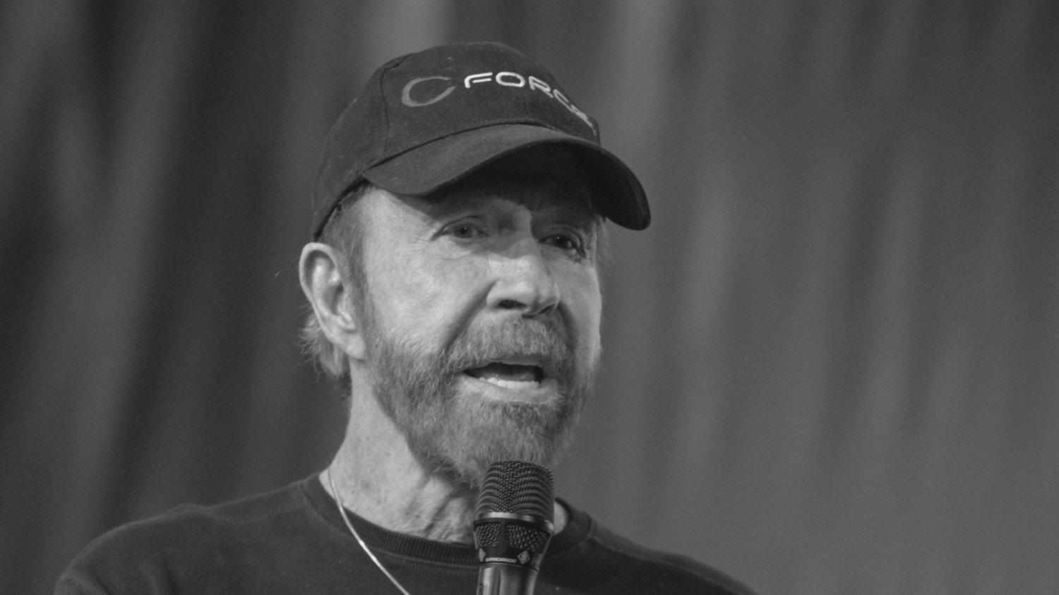 Chuck Norris nie żyje. Gwiazdor "Strażnika Teksasu" trafił niedawno do szpitala Chuck Norris