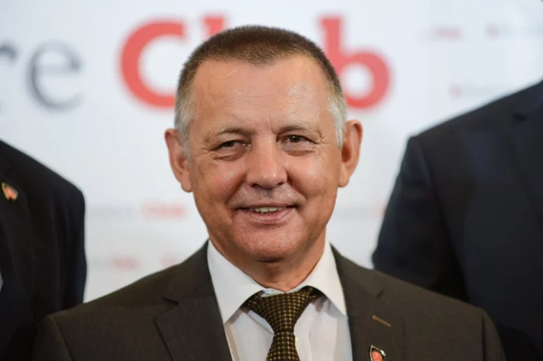 Marian Banaś praktycznie jest obecnie nie do odwołania. Jarosław Gowin proponuje zmianę konstytucji, żeby odwołanie było możliwe.
