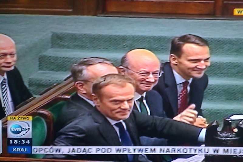 Zadowolony premier Donald Tusk po wyrażeniu wotum zaufania jego rządowi