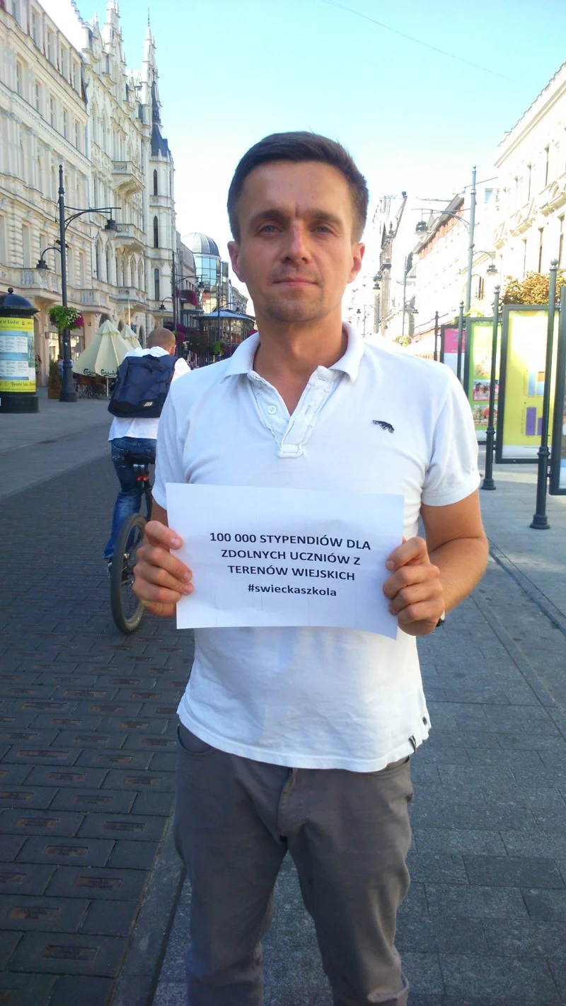 Leszek Jażdżewski twierdzi, że zamiast finansować lekcje religii pieniądze należałoby przeznaczyć na stypendia na zdolnych uczniów z terenów wiejskich.