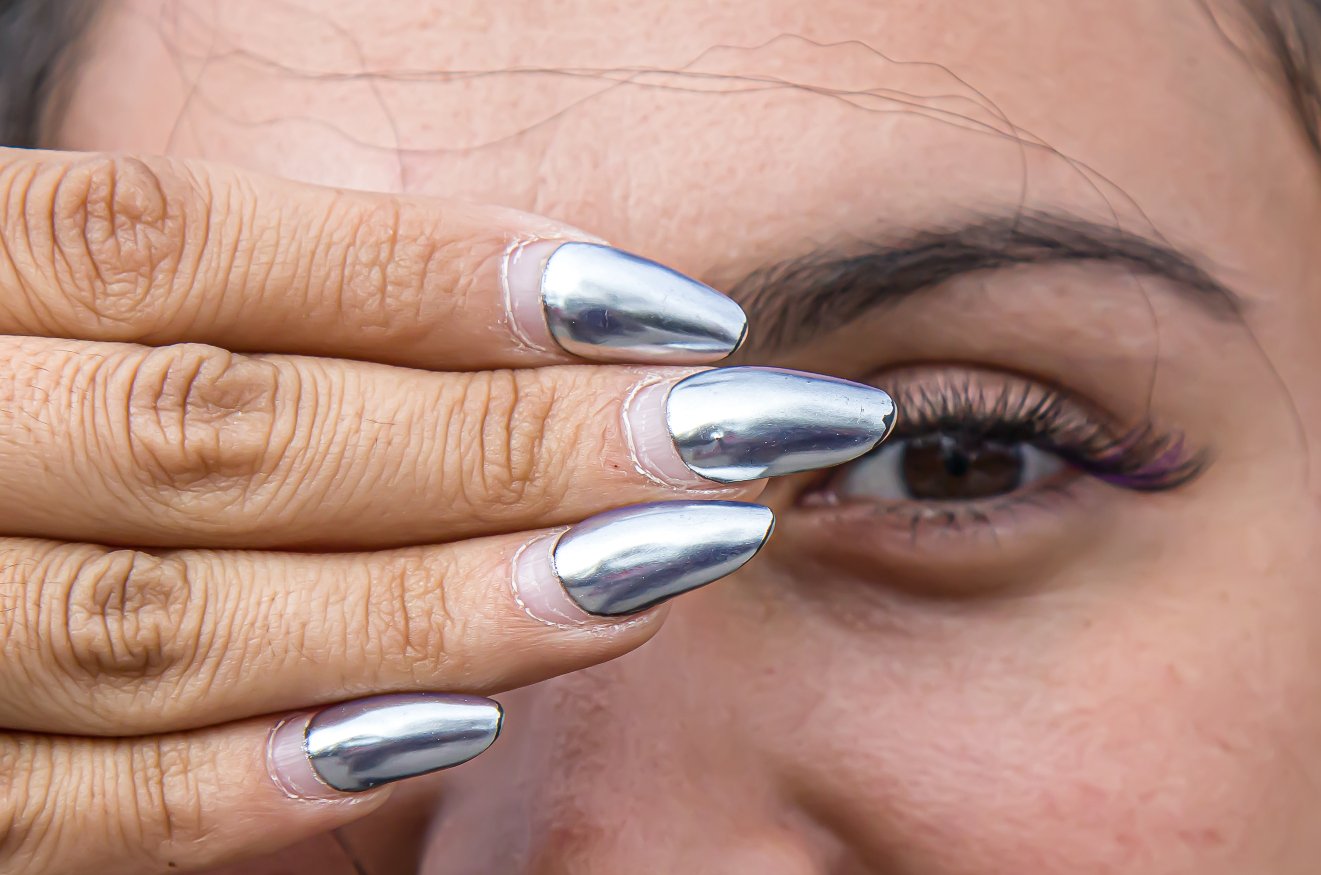 Już od lat 70. wiadomo, że najwięcej drobnoustrojów na dłoniach znajduje się pod paznokciami