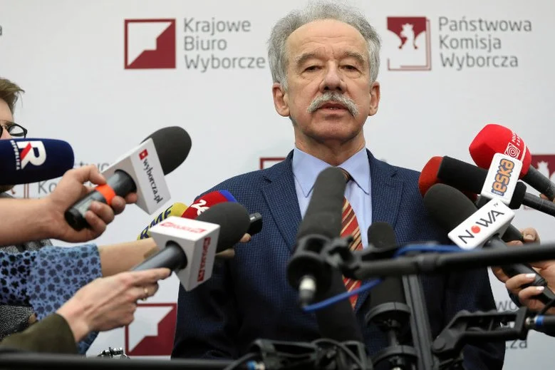 Przewodniczący PKW Wojciech Hermeliński w interpretacji Kodeksu wyborczego uznał, że Koalicję Obywatelską należy uważać za debiutantów, a tym przysługują inne prawa w obwodowych komisjach wyborczych.