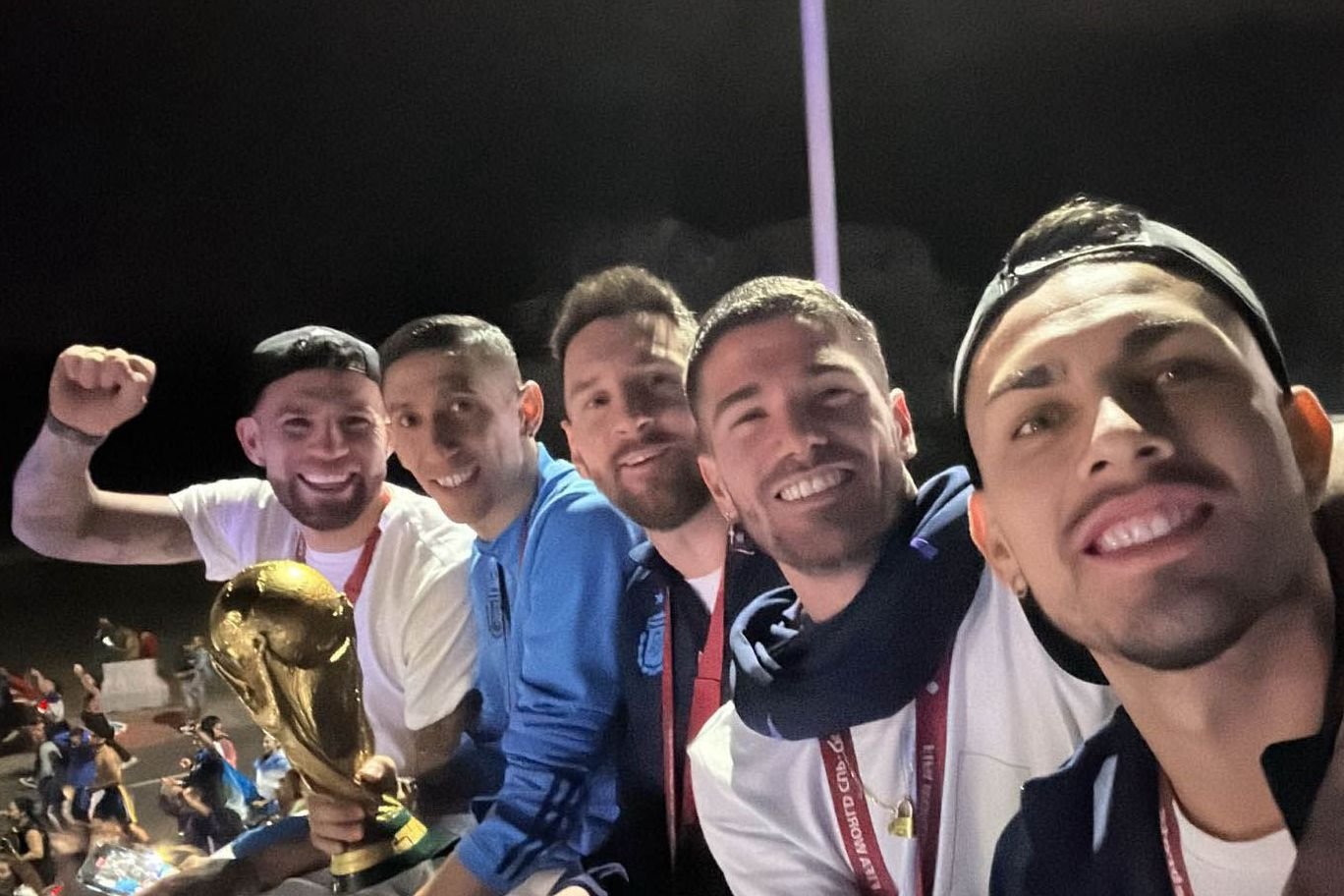 O krok od tragedii podczas fety w Argentynie. Messi i spółka niemal spadli z dachu autobusu