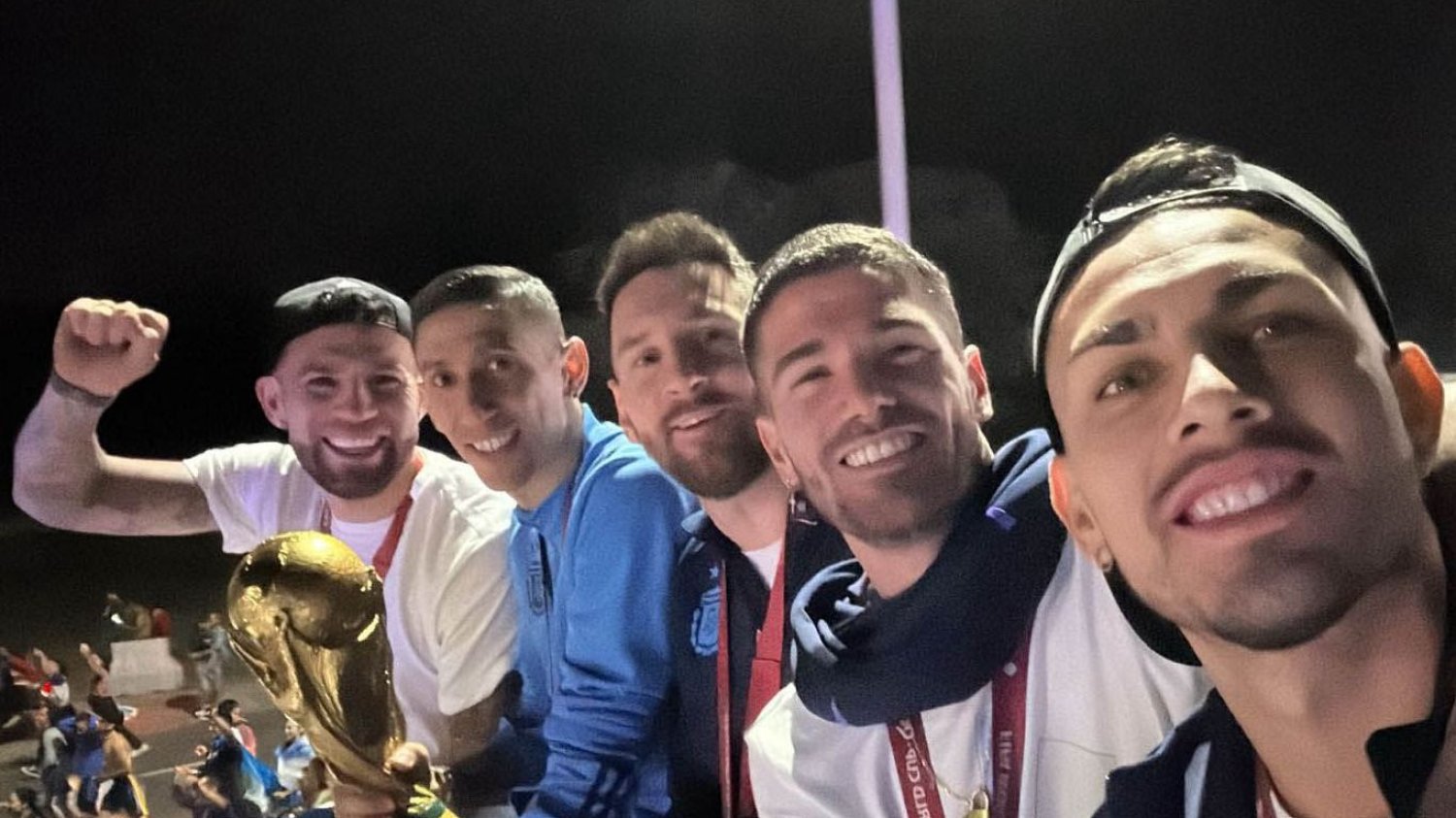 O krok od tragedii podczas fety w Argentynie. Messi i spółka niemal spadli z dachu autobusu