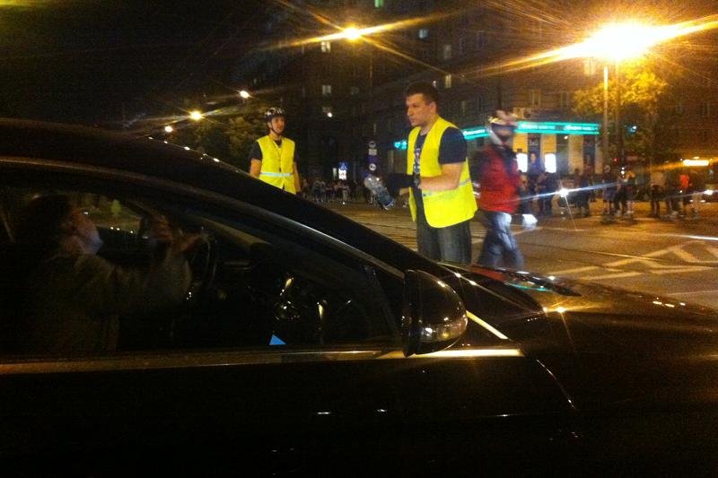 Zaledwie kilkuminutowe przerwanie ruchu przez rolkarzy wystarczyło, by warszawscy kierowcy wpadli w furię.