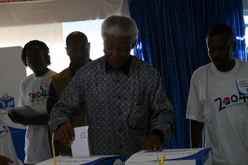 Media spekulują, że Mandela opuścił szpital, bo niestety trudno już będzie uratować jego życie. (zdjęcie z wyborów prezydenckich w 2004 r.)