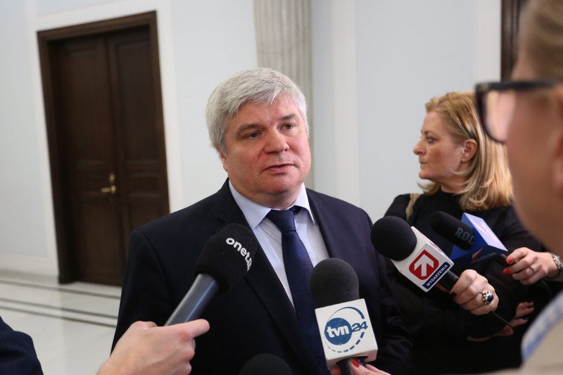 Dr Maciej Lasek jest przekonany, że spiskowe teorie ws. katastrofy smoleńskiej mają rozmyć odpowiedzialność winnych śmierci 96 osób w wypadku lotniczym.