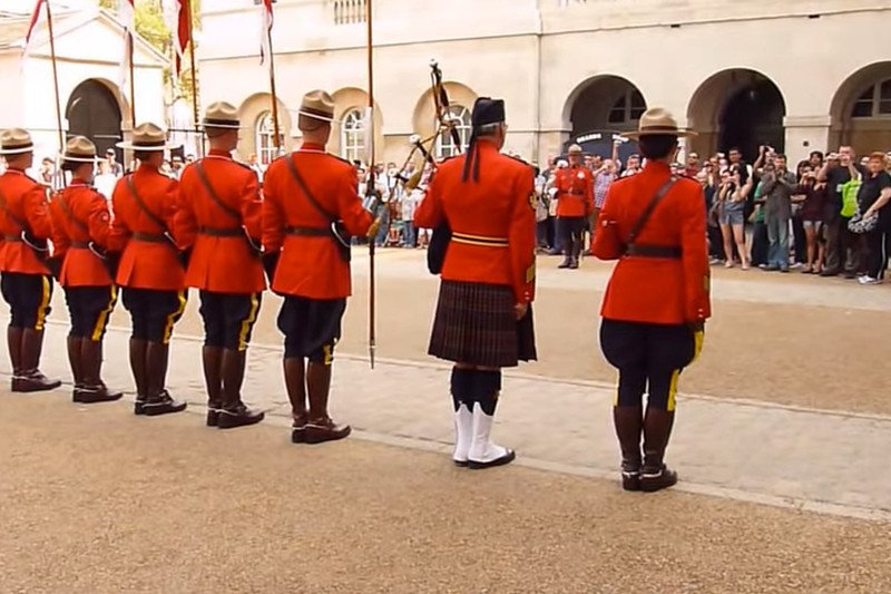 Muzułmańskie policjantki będą mogły nosić hidżaby. Nie zakażą też burkini. "Byłoby to nie do przyjęcia"