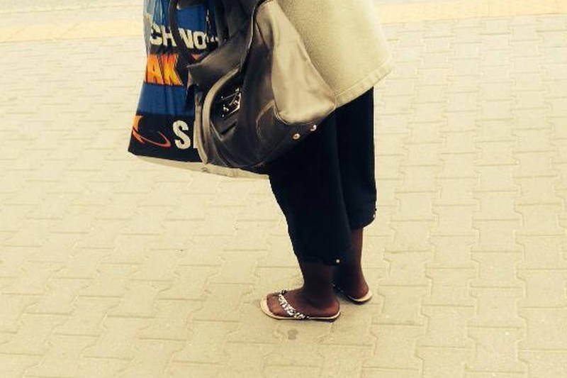 Nowa klasyka gatunku. Zamiast skarpet i sandałów, rajstopy i japonki