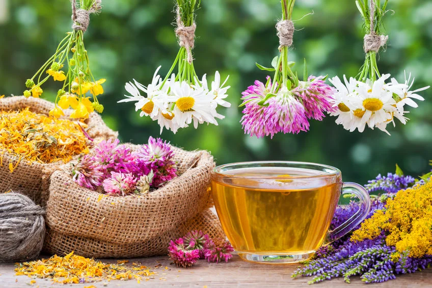 Powyższy przepis na mieszankę kwiatową pochodzi i jest do nabycia na stronie Herbal Leaf. Napar ma piękny różowawy odcień.